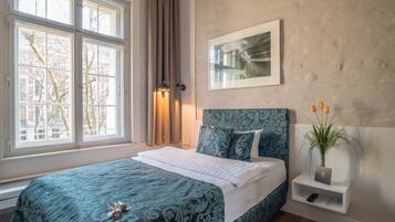 Sengetøy av topp kvalitet, safe på rommet og skrivebord