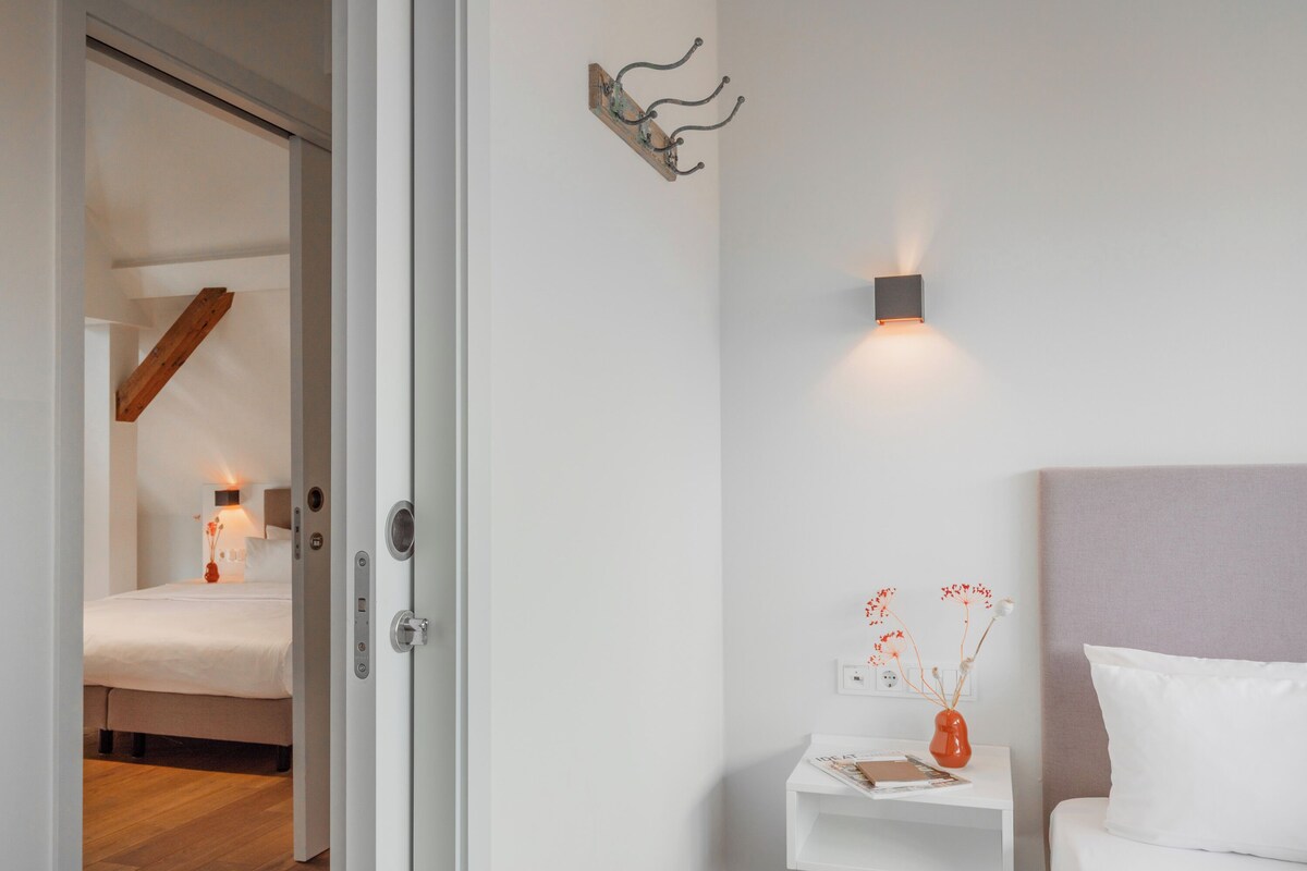 Large Four Bedroom Apartments | Sengetøy av topp kvalitet, safe på rommet og skrivebord