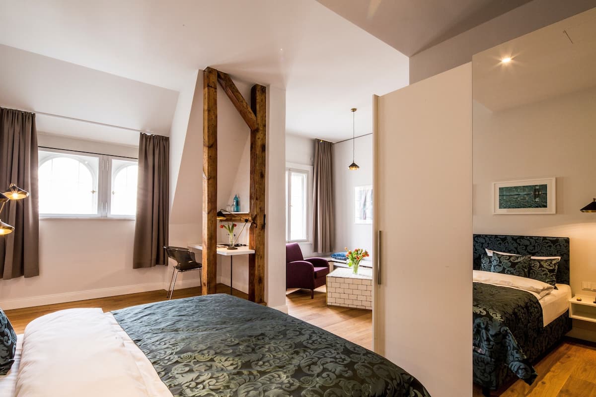 Ropa de cama de alta calidad y caja de seguridad en la habitación