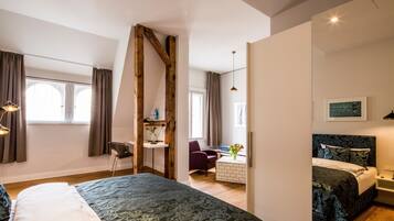 Junior Suite | Sängtillbehör av högsta kvalitet och värdeförvaringsskåp på rummet