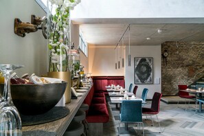 朝食 (ビュッフェ)、毎日提供 (1 名様 27 EUR)