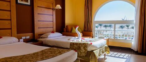 Minibar, safe på rommet og sengetøy