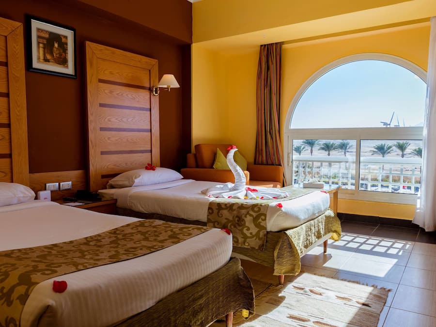 Minibar, in-room safe, bed sheets