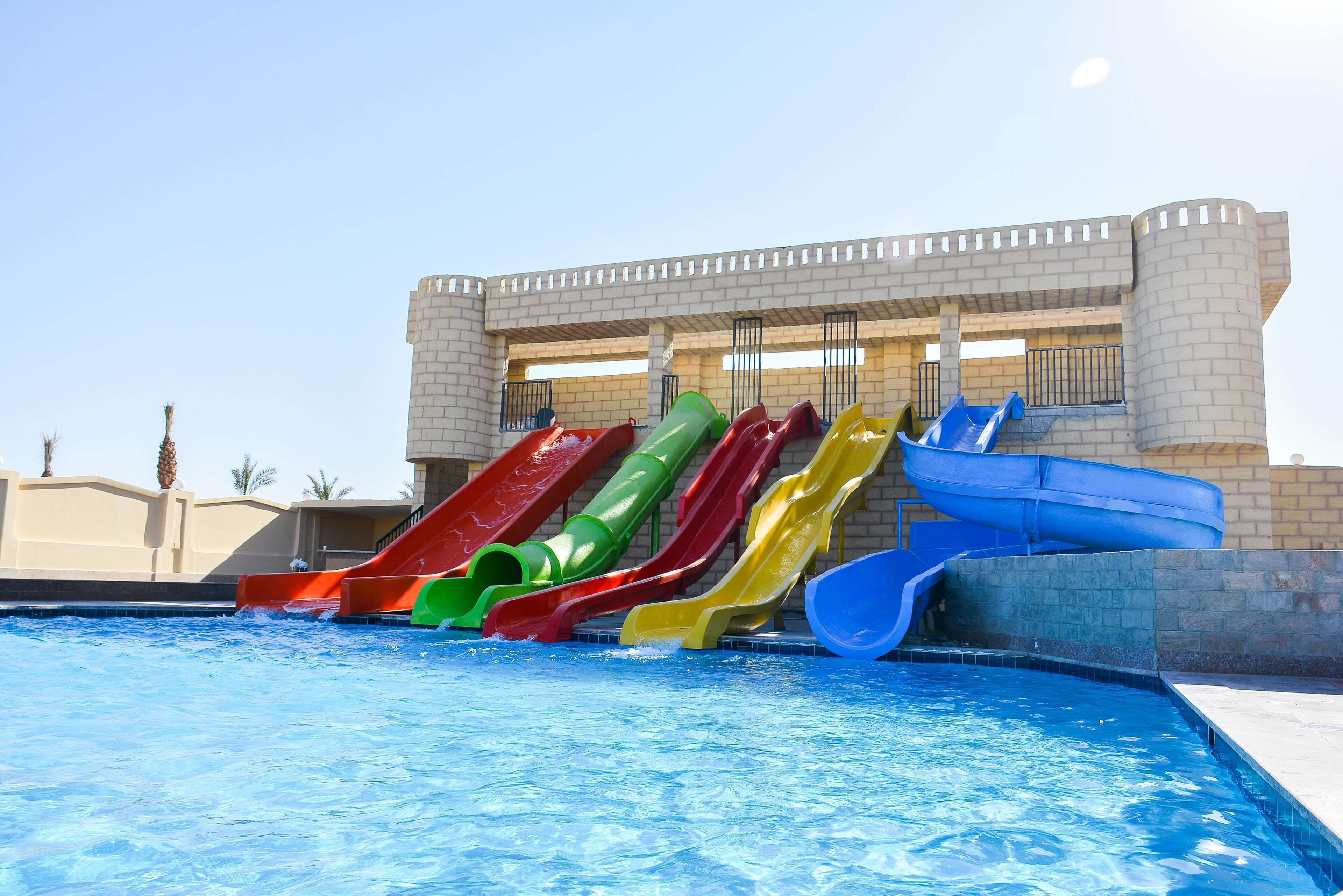 Una piscina con varios toboganes de colores.