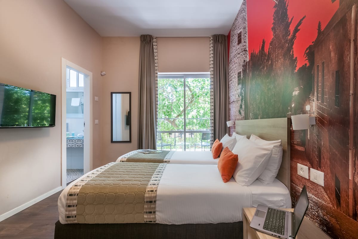 Luxe beddengoed, bedden met traagschuimmatras, een kluis op de kamer