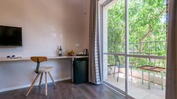 Habitación triple urbana, vista a la ciudad | Área de sala de estar | Televisión de pantalla plana de 32 pulgadas con canales digitales
