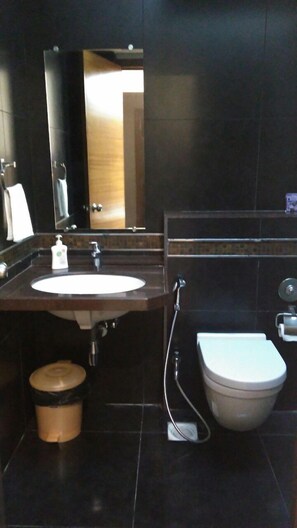 Deluxe Double Room | Bilik Mandi | Gabungan pancuran/tab mandi, kelengkapan dandanan diri percuma