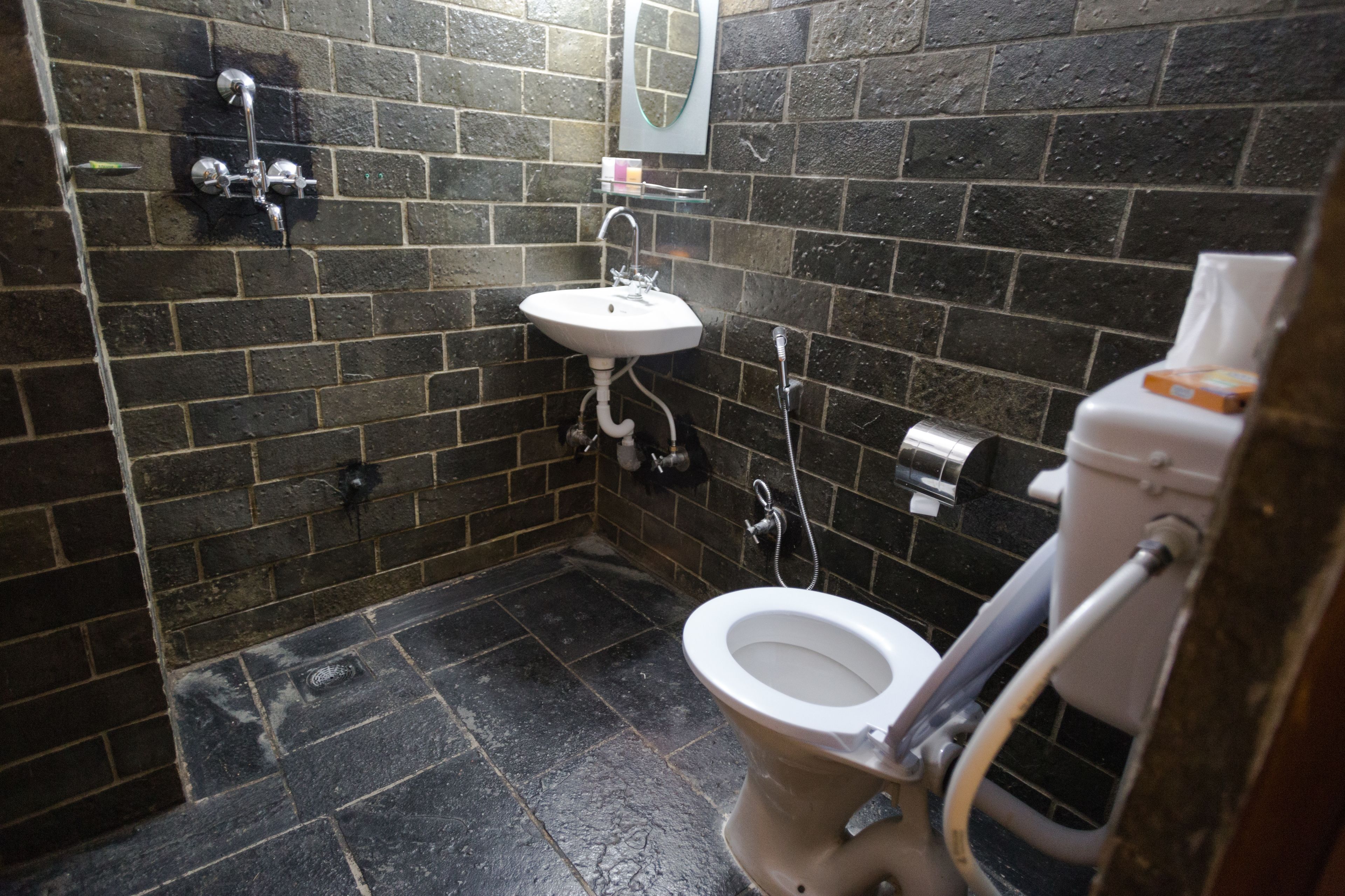 Ein kleines Badezimmer mit Toilette, Waschbecken und Dusche.