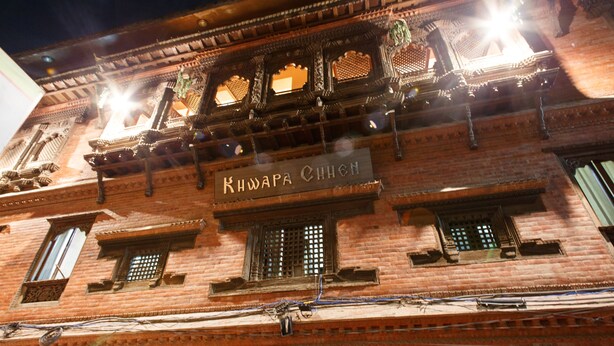 Un bâtiment traditionnel sur lequel on peut lire l’inscription « Kuwara Chhena ».