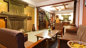 Un interior tradicional con muebles de madera, una escalera y un comedor.