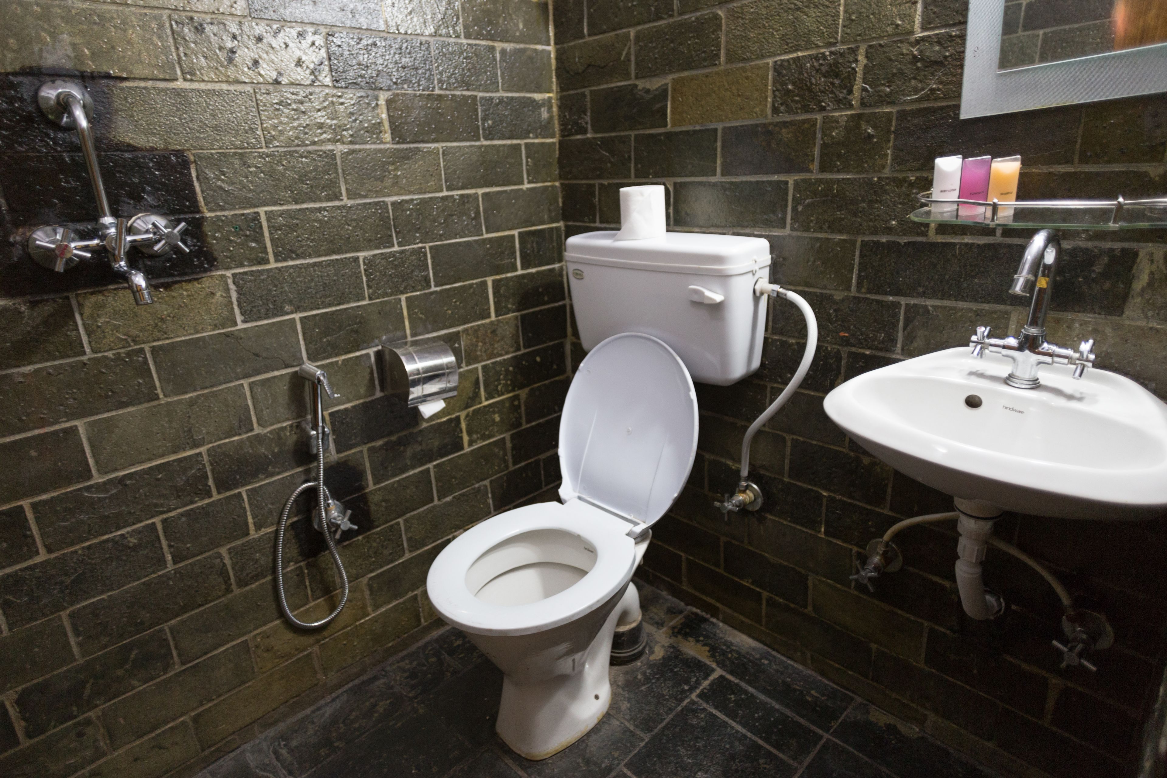 Un baño con inodoro, bidé y lavamanos.