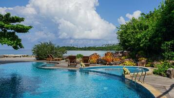 Piscine couverte, piscine extérieure, parasols de plage, chaises longues