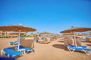 Plage privée, chaises longues, parasols, serviettes de plage