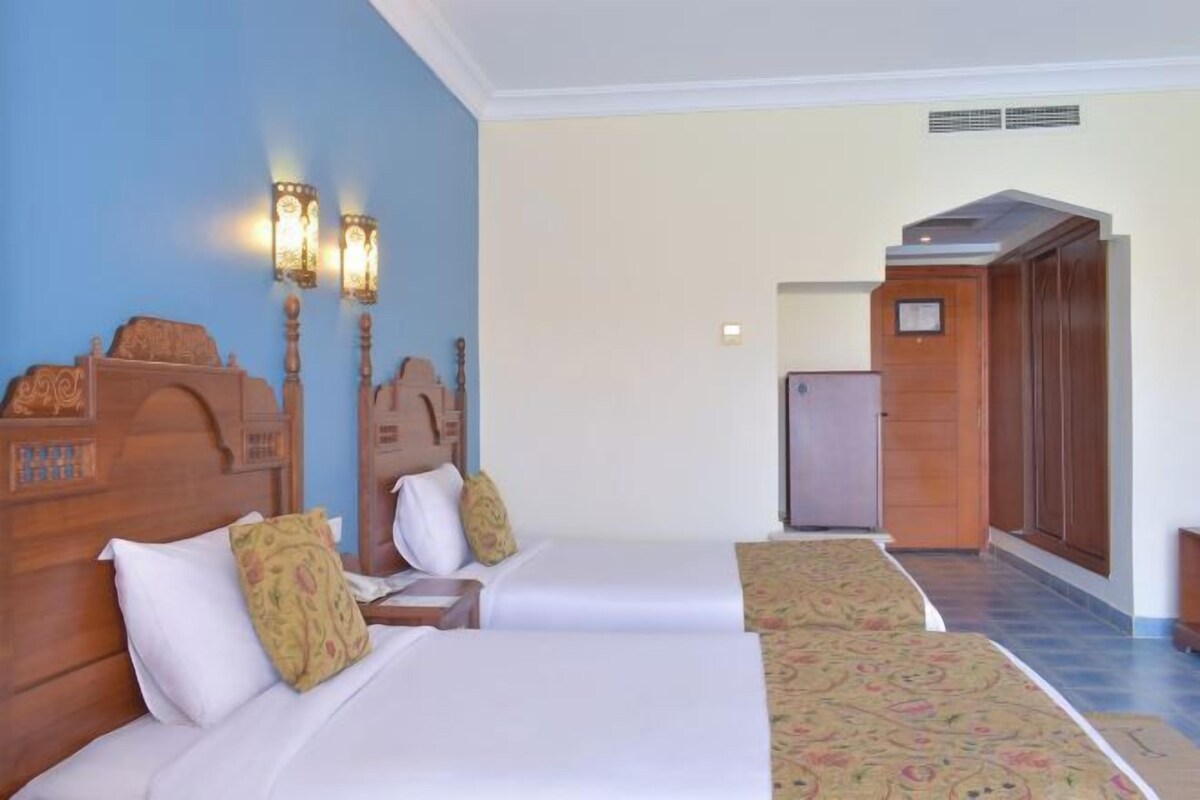 Minibar, brankas, tirai kedap cahaya, dan kedap suara