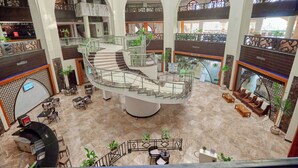 Un atrium à plusieurs niveaux, doté d’un escalier en colimaçon central, d’espaces de détente et d’un bar.