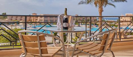 Deluxe Honeymoon Package | Minibar, in-room safe, blackout curtains, soundproofing