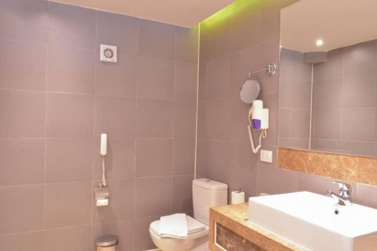 Une salle de bain moderne équipée d’une douche, de toilettes et d’un lavabo.