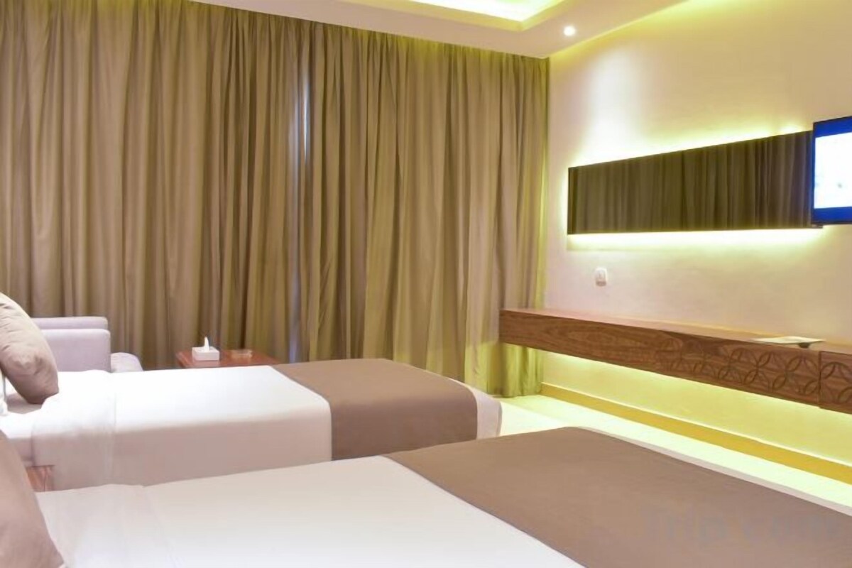 Minibar, brankas, tirai kedap cahaya, dan kedap suara