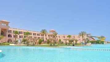 8 albercas al aire libre, sombrillas en la alberca y camastros