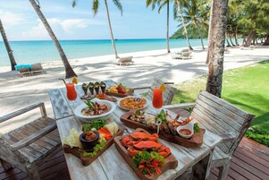Breakfast, lunch, dinner served; seafood, beach views 