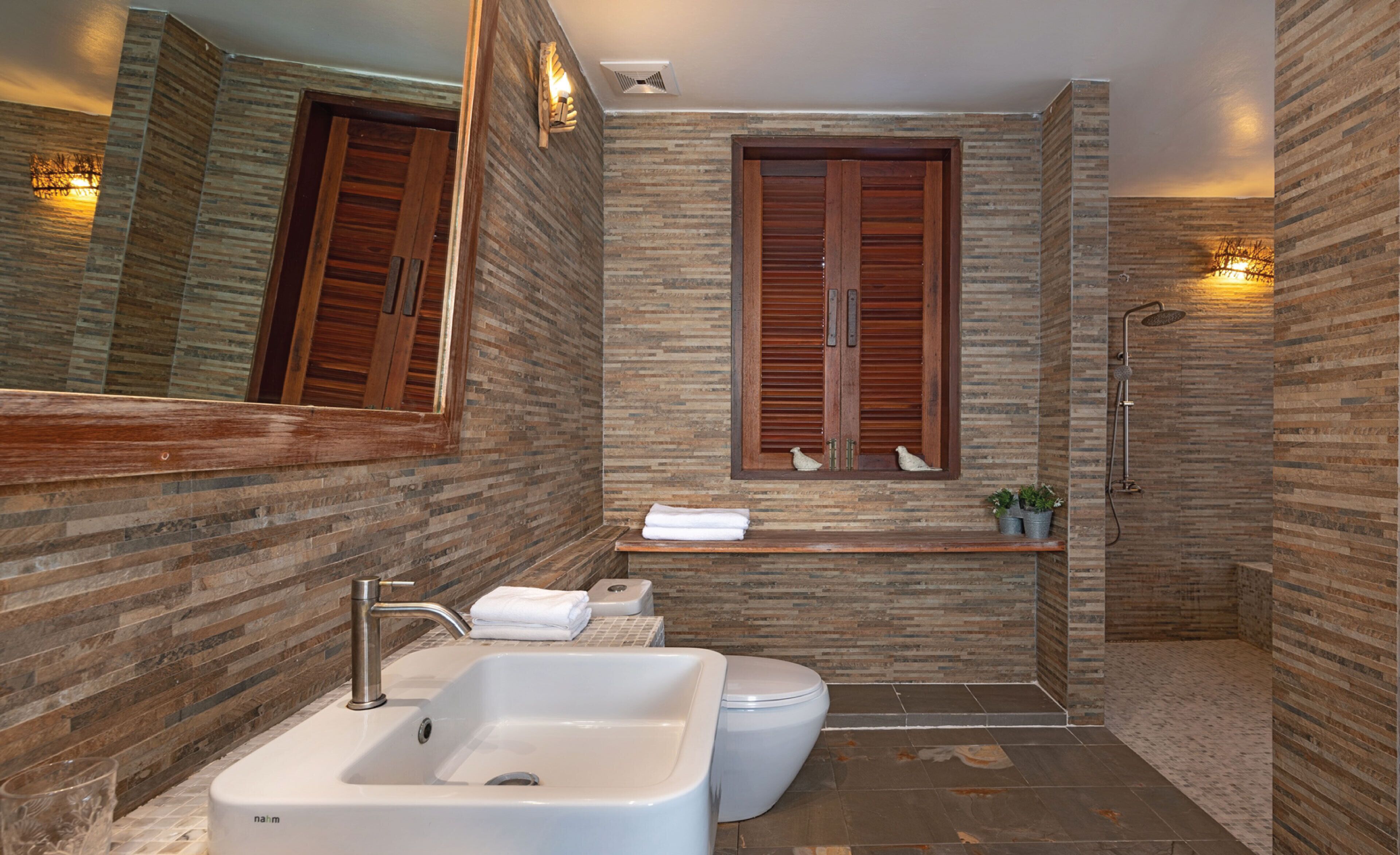 pool access villa | bathroom | separate bathtub and shower, deep-soaking bathtub, free toiletries