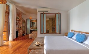 1 多间�卧室、高档床上用品、迷你吧（备有免费物品）、客房内保险箱