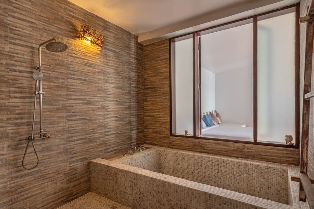 separate bathtub and shower, deep-soaking bathtub, free toiletries