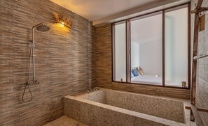 Separate bathtub and shower, deep-soaking bathtub, free toiletries - Wendy The Pool Resort (Ko Kood)