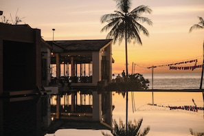 Outdoor pool, sun loungers - Wendy The Pool Resort (Ko Kood)