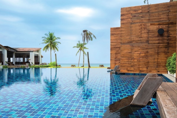 Una piscina al aire libre, tumbonas