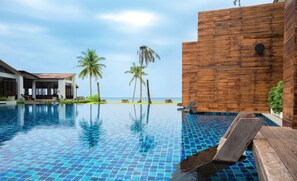 Outdoor pool, sun loungers - Wendy The Pool Resort (Ko Kood)