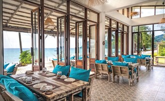 Breakfast, lunch, dinner served; seafood, beach views 