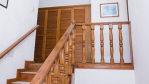 Eine Holztreppe mit Geländer und einer Wangenverkleidung mit Balustern.