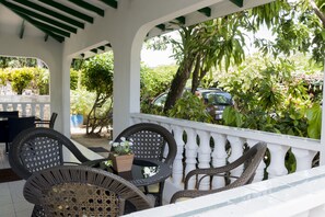 Terrace/patio - Le Manglier Guest House (Mahé Island)