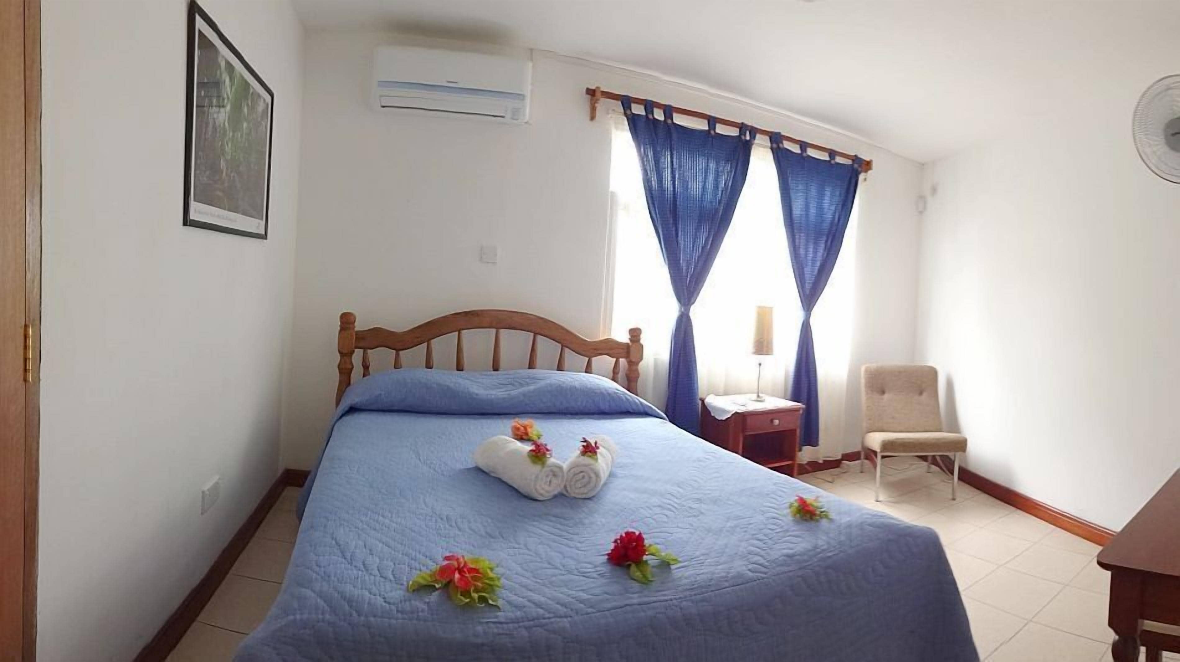 Triple Room | Minibar, soundproofing, iron/ironing board, free WiFi