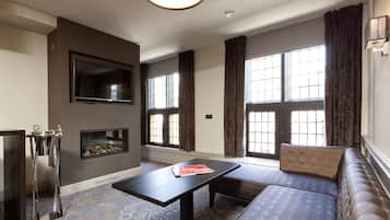 Superior Room (Mauritshuis) | Living area | Flat-screen TV, fireplace