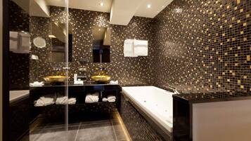 Kamar Superior (Mauritshuis) | Kamar mandi | Bathtub dan shower terpisah dan bathtub dengan aliran air