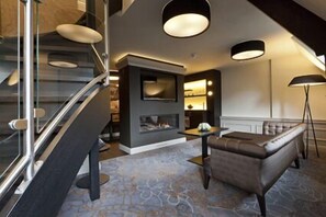 Executive-sviitti (Vredespaleis) | Olohuone | Taulutelevisio, takka