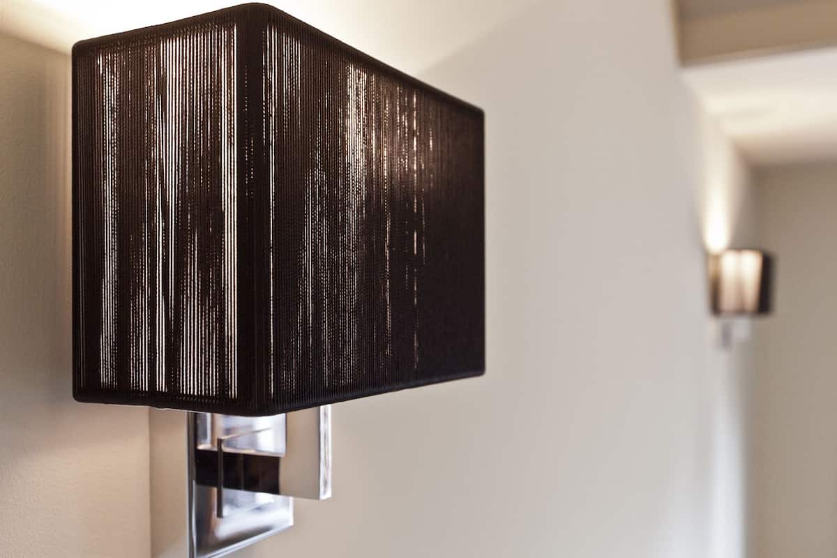Un luminaire mural moderne, doté d’une surface texturée.
