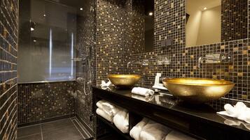 Economy Suite (Torentje) | Bathroom | Separate tub and shower, jetted tub, free toiletries, hair dryer