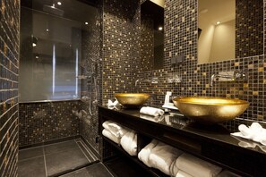 Economy Suite (Torentje) | Bathroom | Separate tub and shower, jetted tub, free toiletries, hair dryer - 't Goude Hooft (The Hague)