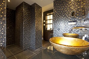 Suite (Huis ten Bosch) | Bathroom | Separate tub and shower, jetted tub, free toiletries, hair dryer - 't Goude Hooft (The Hague)