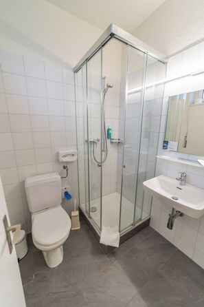Classic Zimmer (Einzel- oder Doppelzimmer) | Bathroom | Shower, hair dryer, towels, soap - Dialoghotel Eckstein (Baar)