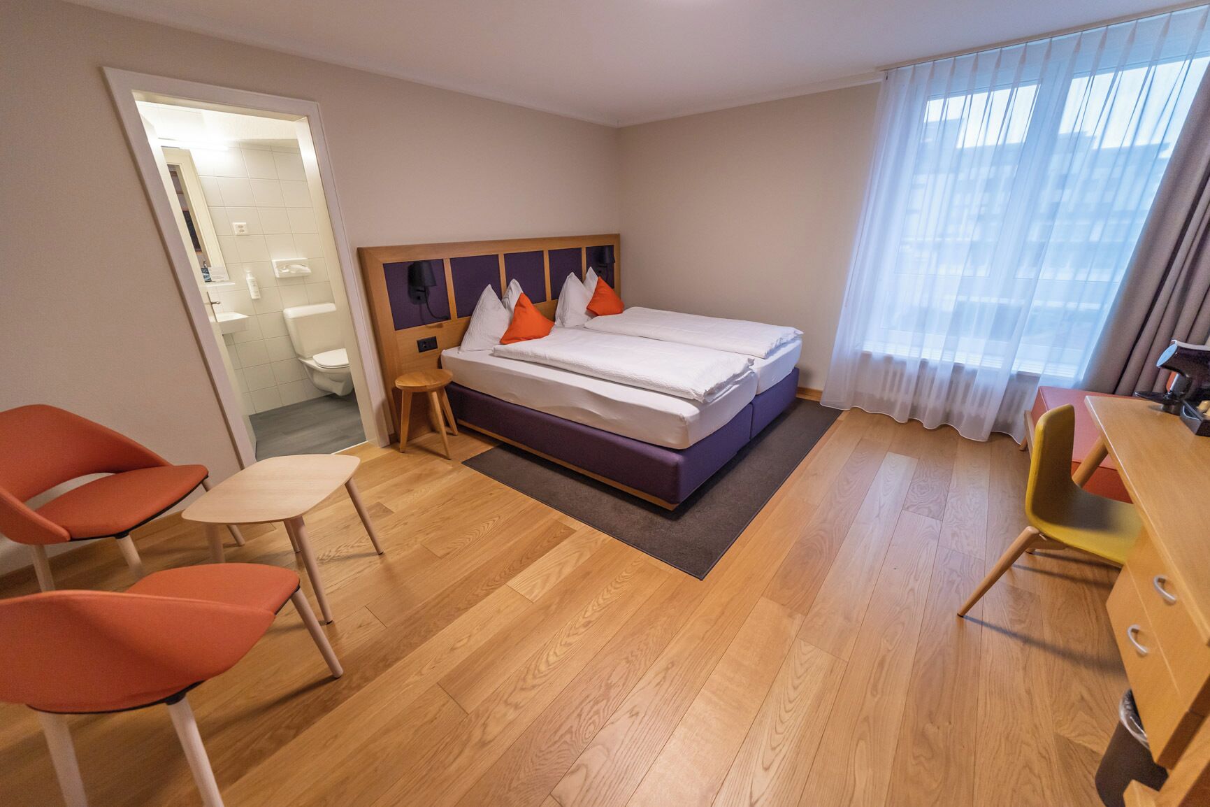 Escritorio, wifi gratis y ropa de cama 