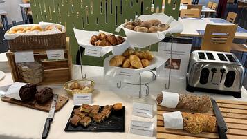 Daily buffet breakfast (CHF 20 per person)