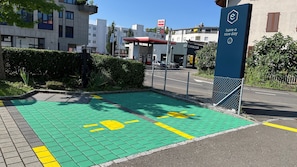 Electric vehicle charging station