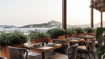 Desayuno buffet diario (EUR 18 por persona)