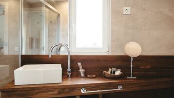 Superior kamer, uitzicht op zee | Luxe beddengoed, individueel gedecoreerd, individueel gemeubileerd