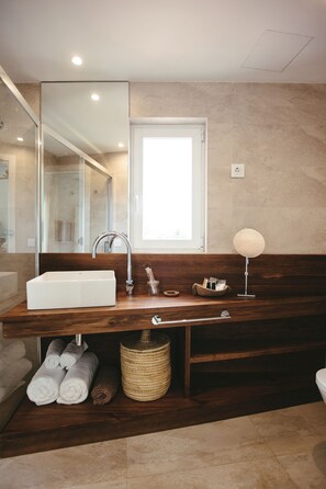 Habitación superior, vista al mar | Ropa de cama de alta calidad y decoración personalizada 
