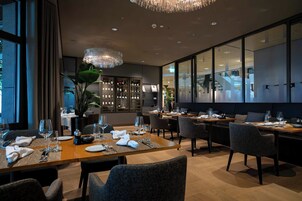 2 restaurantes, com serviço de almoço e jantar; culinária regional